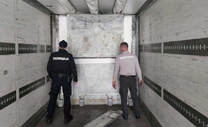 Vozač pozvao policiju: Migranti pronađeni živi u hladnjači