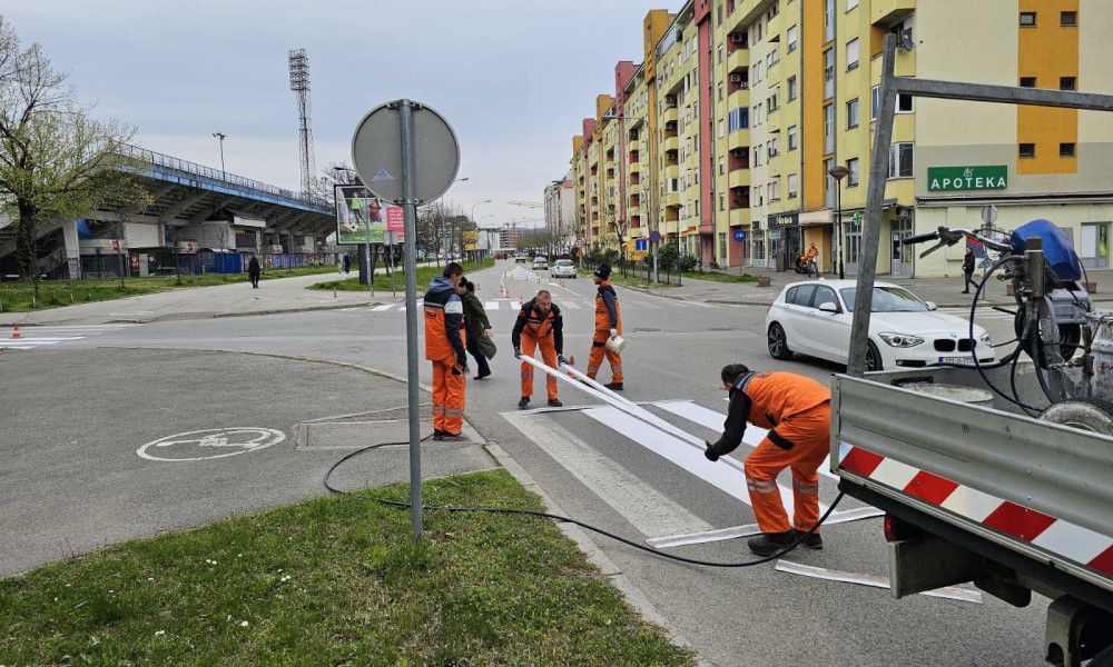 U toku obilježavanje saobraćajne signalizacije u više ulica na području grada