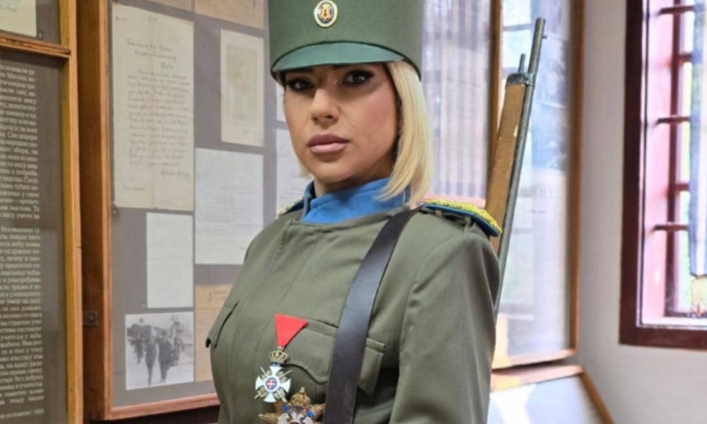 Jovana Jeremić pozirala u uniformi: “Daj, Bože, da se Srbi slože!” VIDEO/FOTO