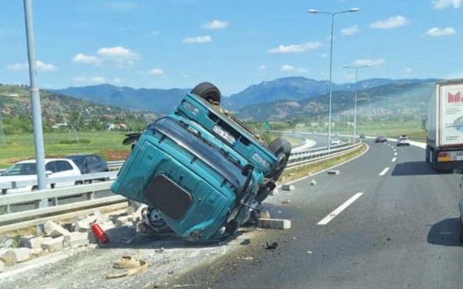 Kabina vozila smrskana: Na autoputu se prevrnuo kamion