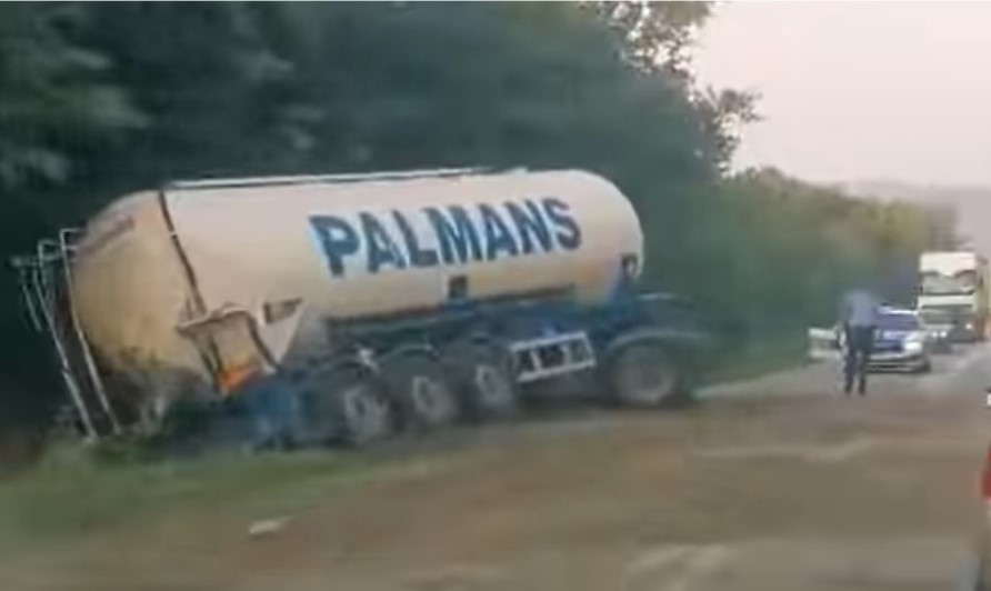Završio u kanalu: Cisternom sletio sa magistralnog puta VIDEO