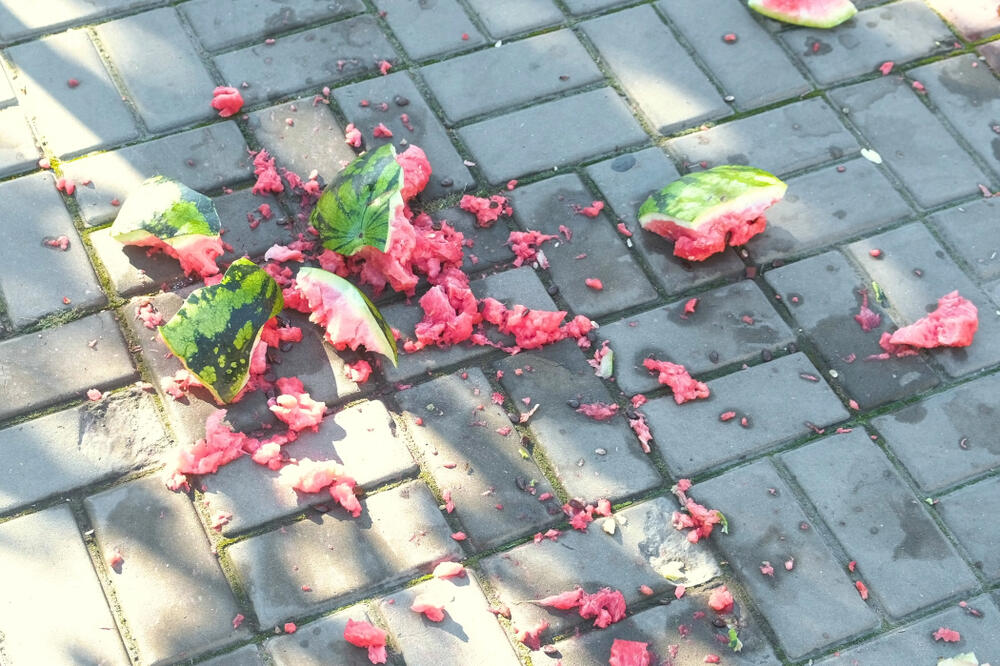 Ostavili haos ispred zgrade: Bračni par se posvađao, pa se gađali lubenicama