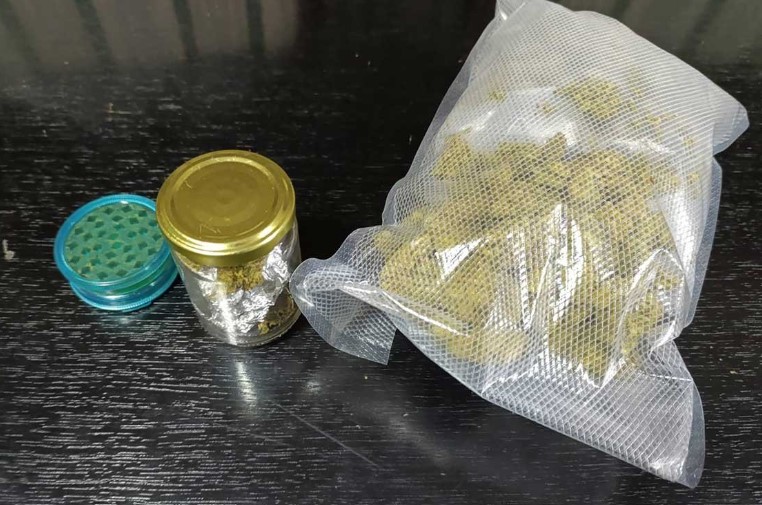 Muškarac lišen slobode: Pronađeno skoro 300 grama marihuane i mrvilica