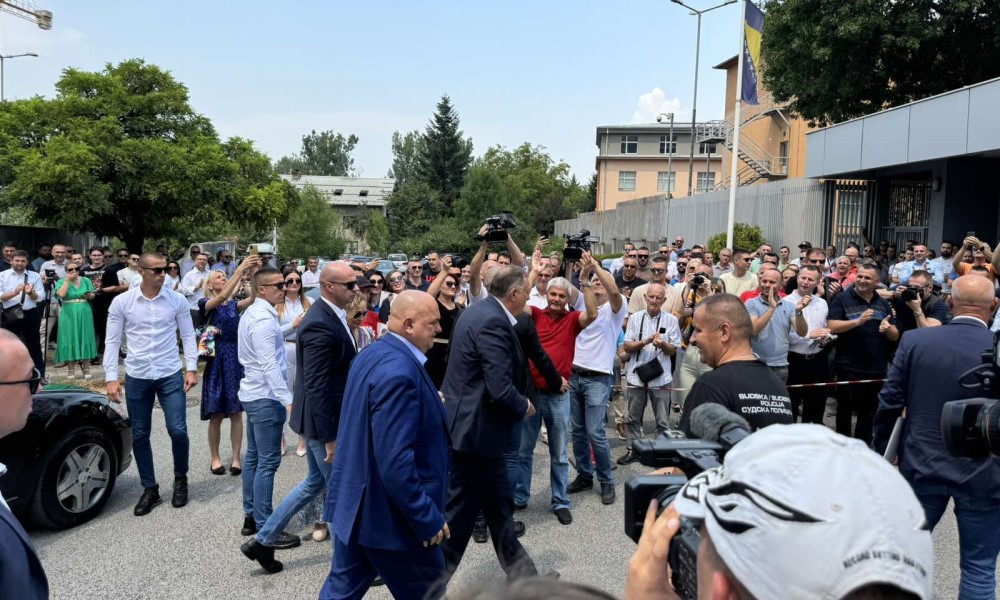 Dočekani gromoglasnim aplauzom: Podrška Dodiku i Lukiću pred Sudom BiH FOTO