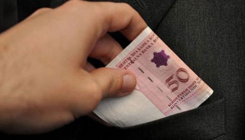 Pijani vozač uhapšen zbog davanja mita: Lisice na ruke pa pravac iza brave