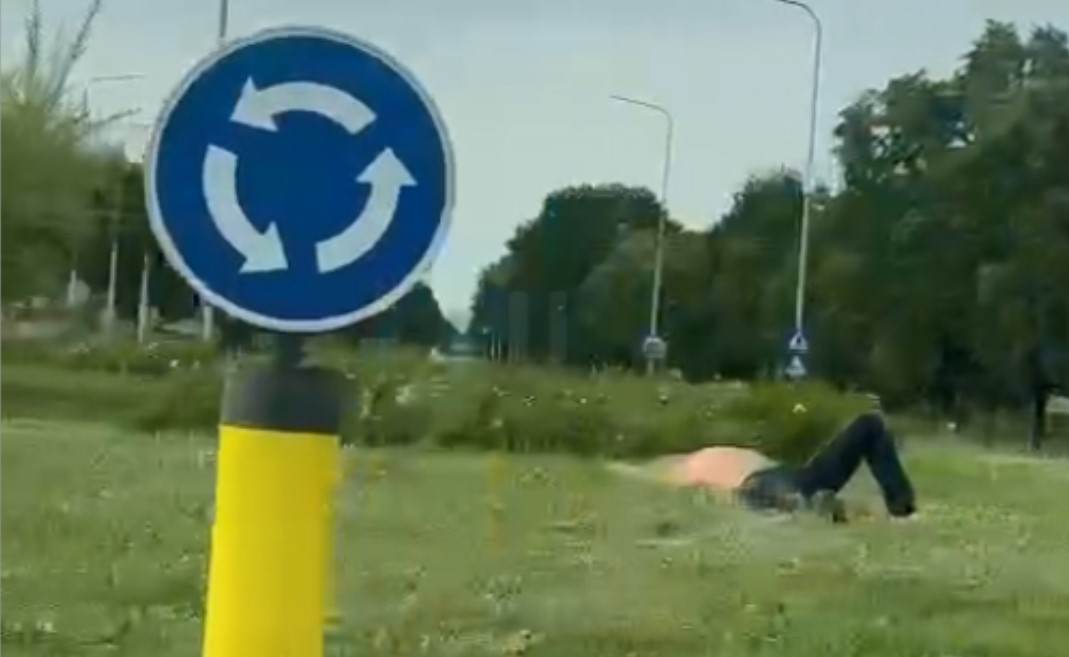 Trava u kružnom toku odlična za spavanjac: Pogledajte hit snimak iz Banjaluke VIDEO