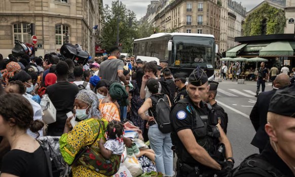 Nije sve tako sjajno u Parizu: Migrante i beskućnike na silu potrpali u autobuse