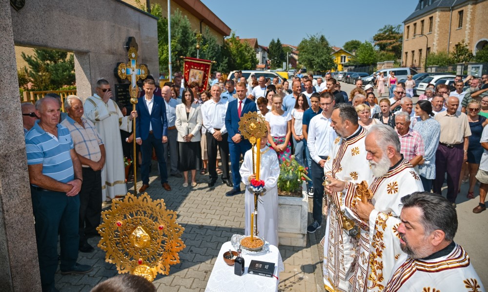 U čast palih boraca: Služen parastos kod Crkve “Svetih apostola Petra i Pavla” na Petrićevcu