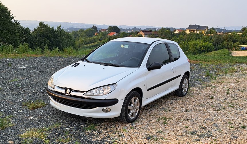 Ima nekoliko uslova: Tešnjak poklanja automobil porodici u BiH FOTO