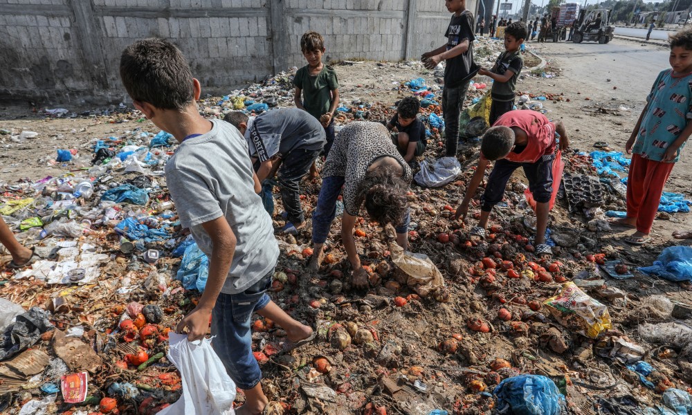 Srceparajući prizori iz Pojasa Gaze: Žene i djeca po smeću traže hranu