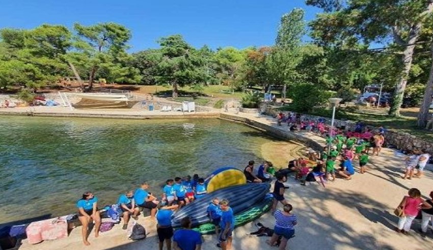 Incident tokom ljetovanja djece: Vaspitačica se fizički obračunala sa učenikom