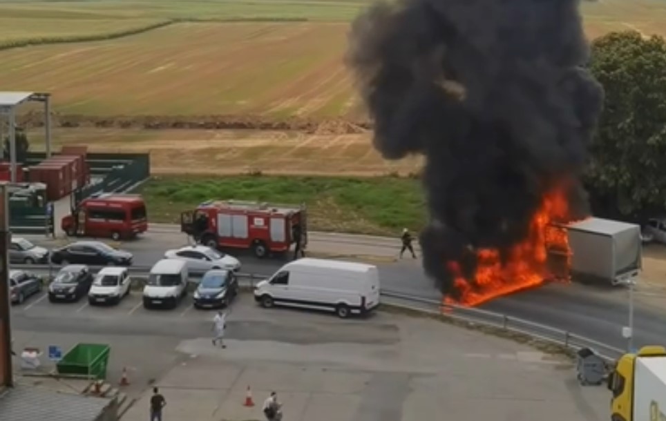 Požar kod aerodroma “Nikola Tesla”: Izgorjela kabina kamiona VIDEO