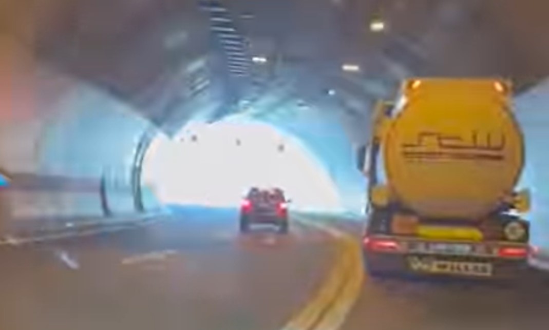 Ovo je za zatvor: Preko duple pune linije pretiče kamion u tunelu VIDEO