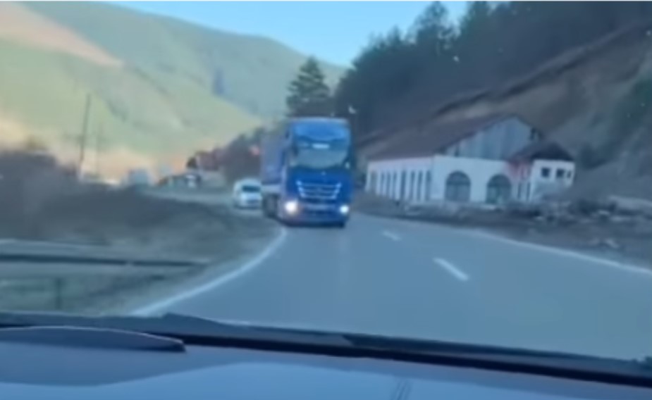 Umalo direktan sudar sa kamionom: Bahati vozač u punoj brzini pretiče u krivini VIDEO