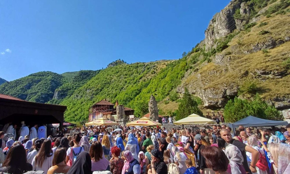 Pjevao Milan Vasić: Više stotina vjernika na liturgiji u manastiru kod Prizrena