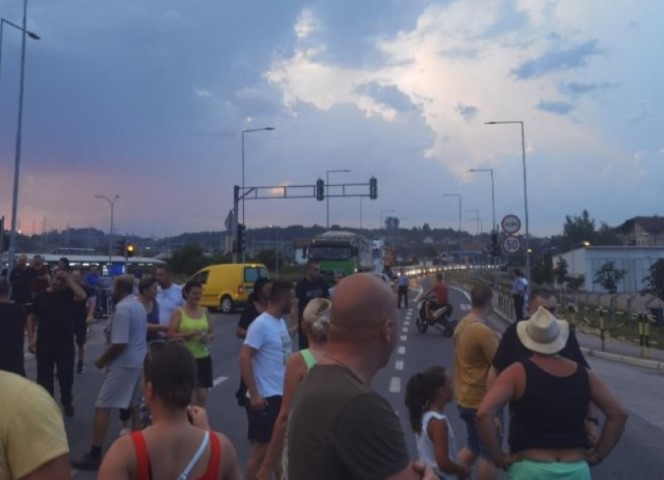 Protest u Dragočaju: Nezadovoljni građani izašli na ulice zbog restrikcija vode VIDEO