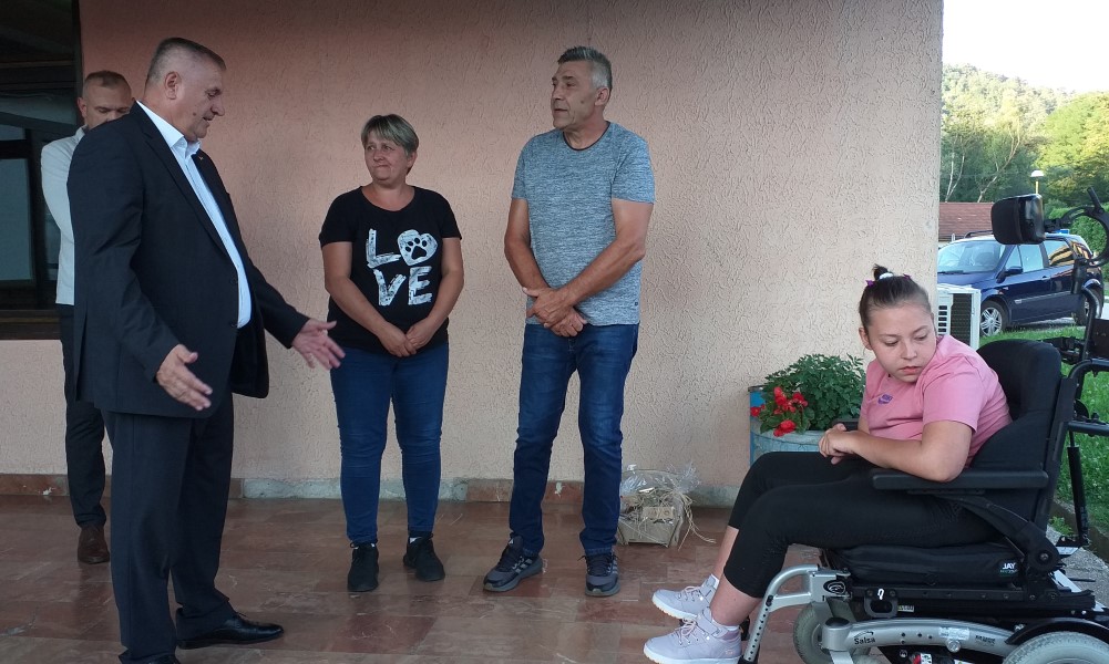 Višković uručio kolica Anđeli: Ovo je najmanje što možemo uraditi