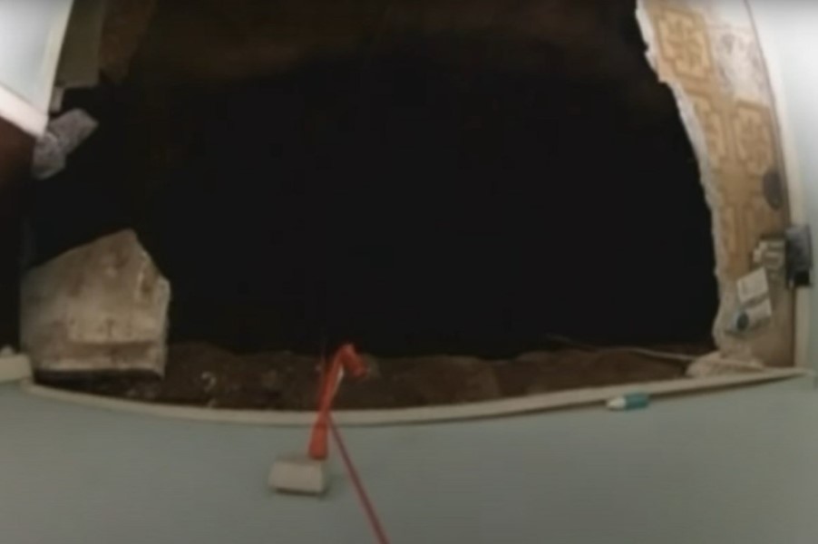 Užasna scena: Rupa “progutala” čovjeka zajedno sa krevetom VIDEO