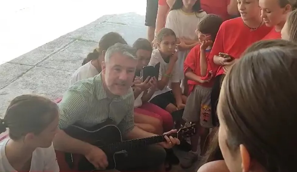 Ministar se družio sa djecom: Šeranić svirao, pjevao, pa zaigrao kolo VIDEO