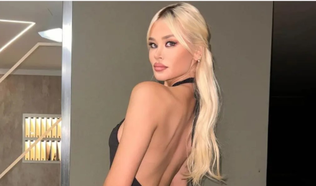 Pokazala zavidnu figuru: Sofija pozirala u minijaturnom bikiniju VIDEO