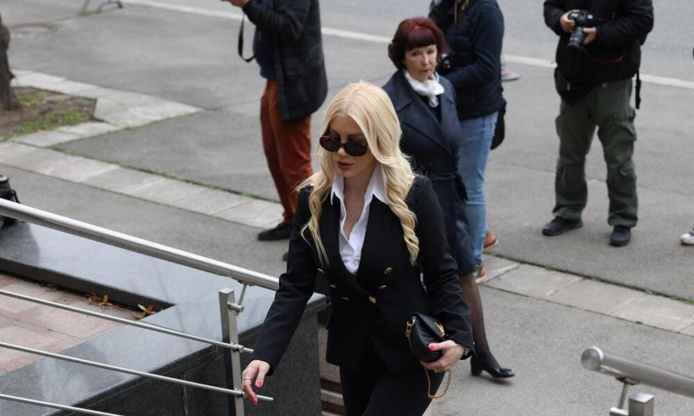 Pala zbog pranja para, a sada traži pasoš: Ko je plavuša koja se na suđenju Belivukovoj grupi smije ubistvima