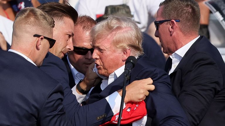 Ispaljeno više metaka: Pogledajte trenutak napada na Trampa VIDЕO