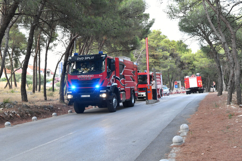 Borba trajala dugo: Vatrogasci zaustavili napredovanje vatre kod Trogira
