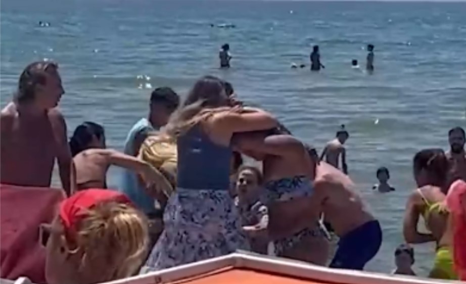 Okršaj na plaži poznatog ljetovališta: Žene se potukle zbog ležaljke VIDEO