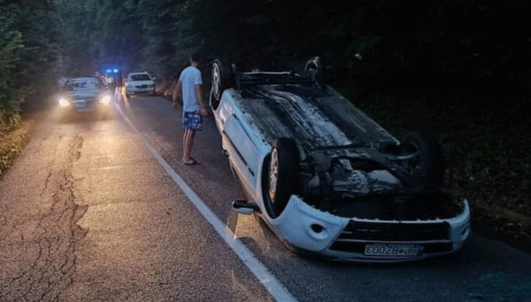 Automobil završio na krovu: Udes zbog neprilagođene brzine