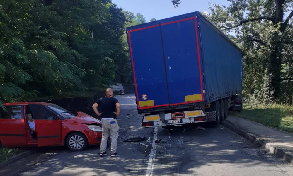 Put neprohodan: Sudar kamiona i automobila u banjalučkom naselju
