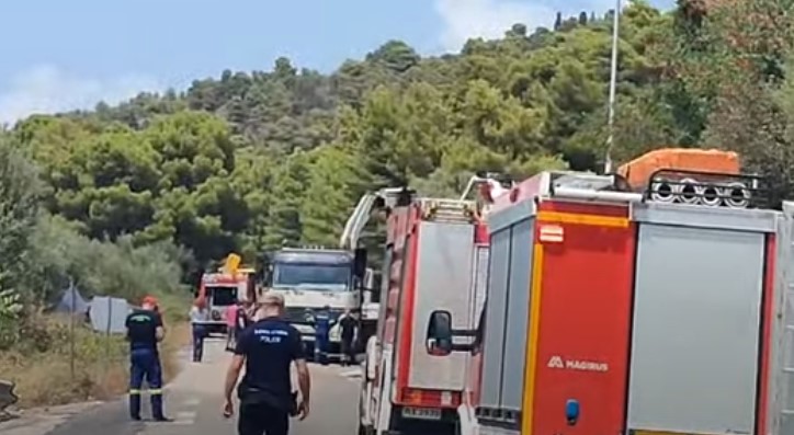 Poginule četiri osobe: Kamion uletio u suprotnu traku i “pokosio” tri auta