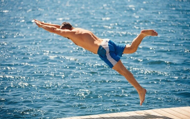 Opasan trend privukao pažnju: Grci počeli da pišu kazne za skakanje u more VIDEO