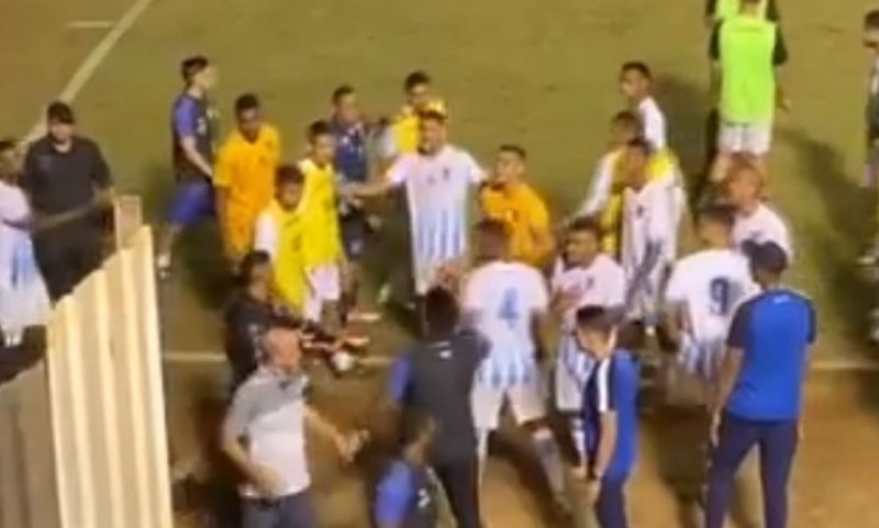 Haos na fudbalskoj utakmici: Policajac upucao golmana VIDEO