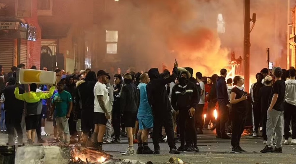 Neredi i haos širom Britanije: Protesti protiv migranata sve nasilniji FOTO/VIDEO