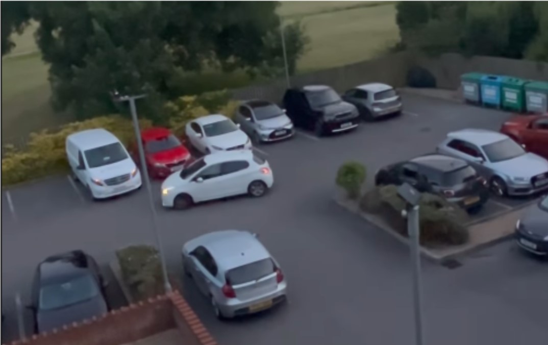 Svaki potez sve gori: Vozač napravio haos na parkingu VIDEO