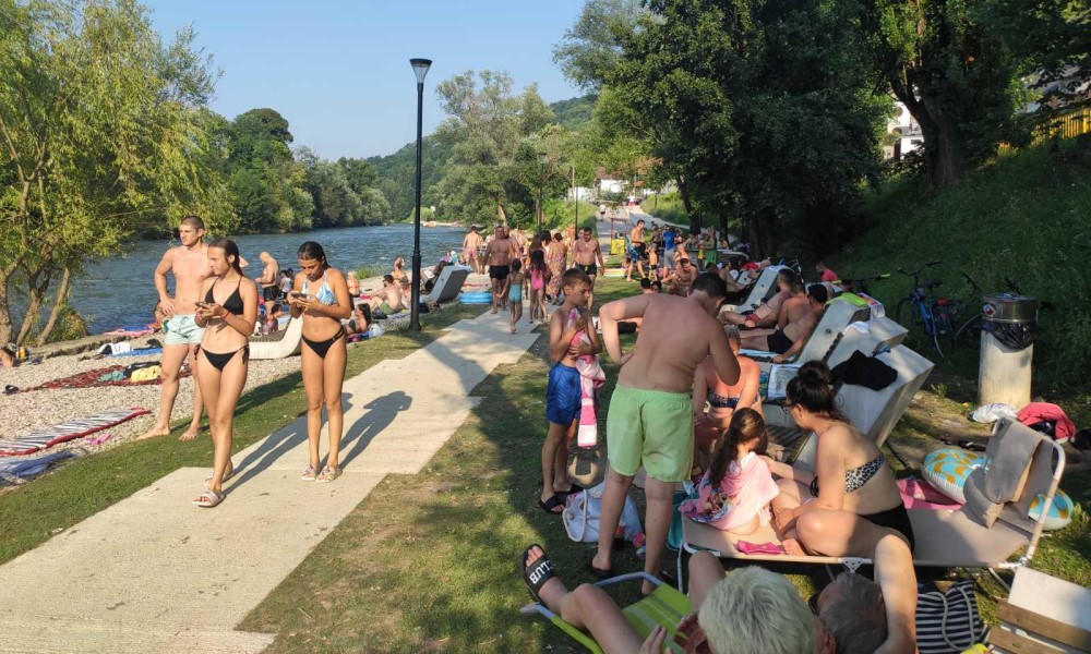 Centar grada prazan: Banjalučani spas traže na Vrbasu i bazenima FOTO