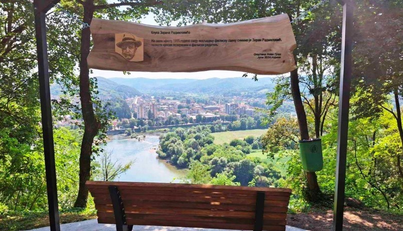 U znak sjećanja na glumca: Postavljena klupa Zorana Radmilovića u Novom Gradu