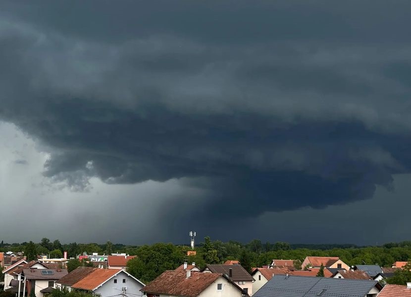 Jure crni oblaci: Pogledajte kako izgleda superćelijska oluja koja iz Hrvatske stiže u Srbiju FOTO/VIDEO
