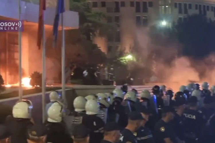 Protesti u Tirani: Molotovljevi kokteli bacani na zgradu Vlade Albanije