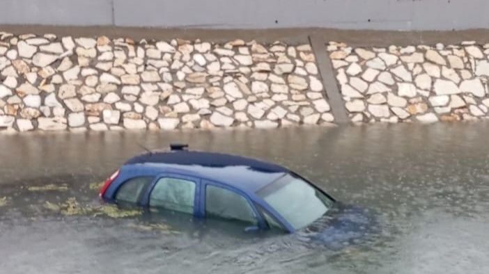 Nezgoda u Bijeljini: Vozilo završilo u kanalu Dašnica