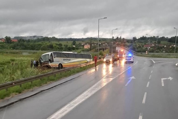 Nesreća kod Prnjavora: Autobus sletio s puta, policija na terenu