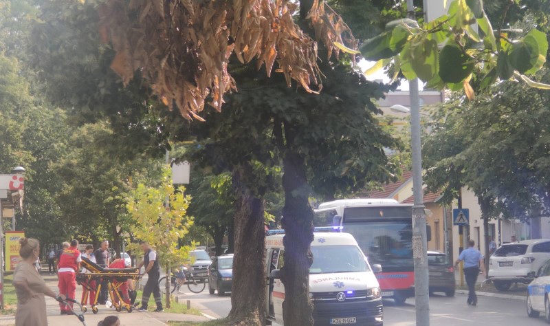 Oprez u ovom dijelu Banjaluke: Djevojku udario automobil na pješačkom, saobraćaj otežan
