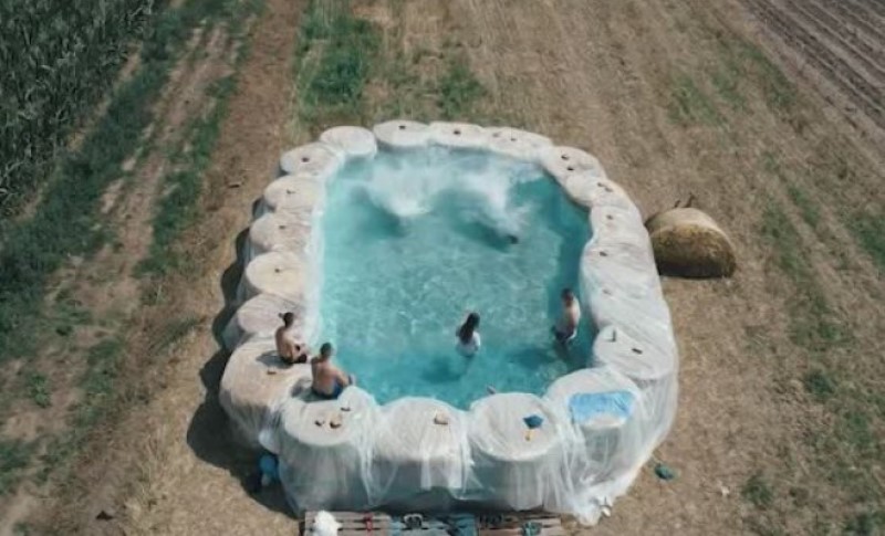 Priča o snalažljivosti! Mladi iz ovog sela u BiH napravili sebi bazen usred njive – i to od sijena VIDEO