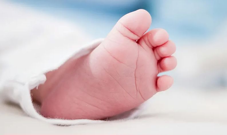 Brat otkopčao pojas i otvorio vrata: Beba ispala iz vozila u pokretu