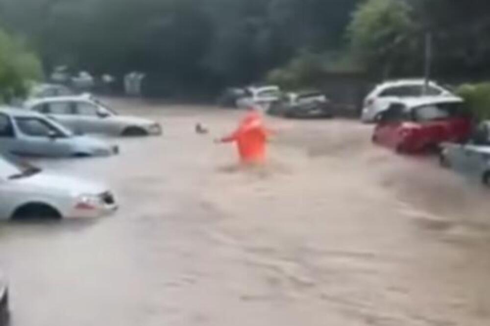 Dramatični snimak iz Beograda: “Trči, žena se davi” VIDEO