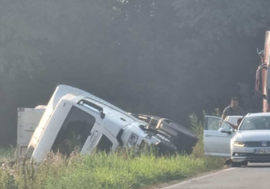 U toku uviđaj: Kamion sletio s puta, vozač teže povrijeđen