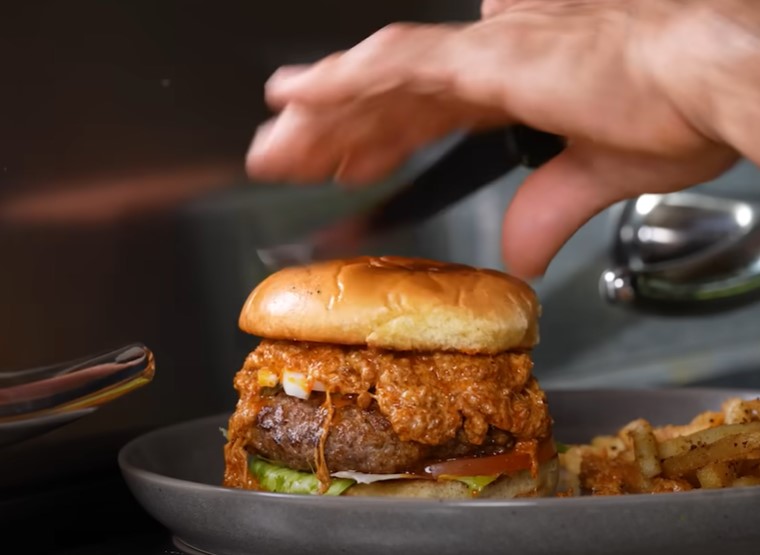 Ovo se ne viđa svaki dan: Fudbalera otpustili zbog hamburgera?