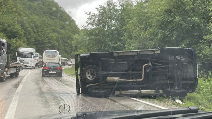 Prevrnulo se terensko vozilo: Lakše povrede zadobio vozač