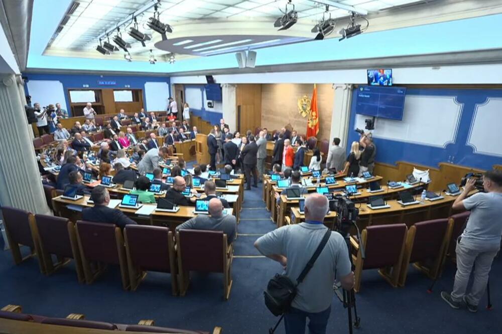 Haos u Crnoj Gori: Opozicija nije dopustila premijeru Spajiću da dođe do govornice