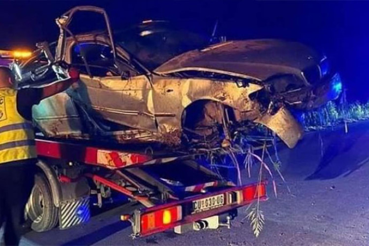 Auto smrskan: Jezive slike udesa, dvije osobe poginule FOTO